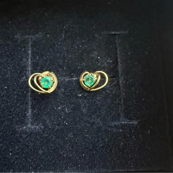 18K Yellow Gold Emerald Heart Earrings